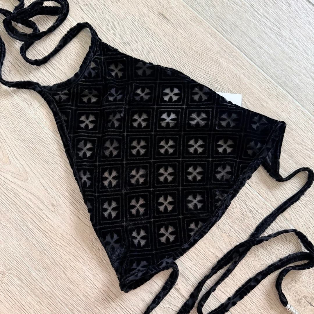 Текстура бархата с узором из крестов на топе Chrome Hearts