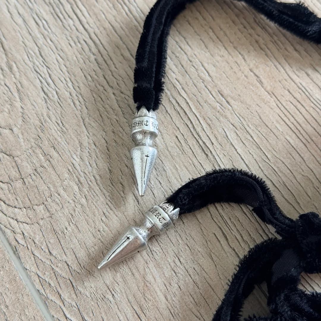 Серебряные наконечники на завязках топа Chrome Hearts крупным планом