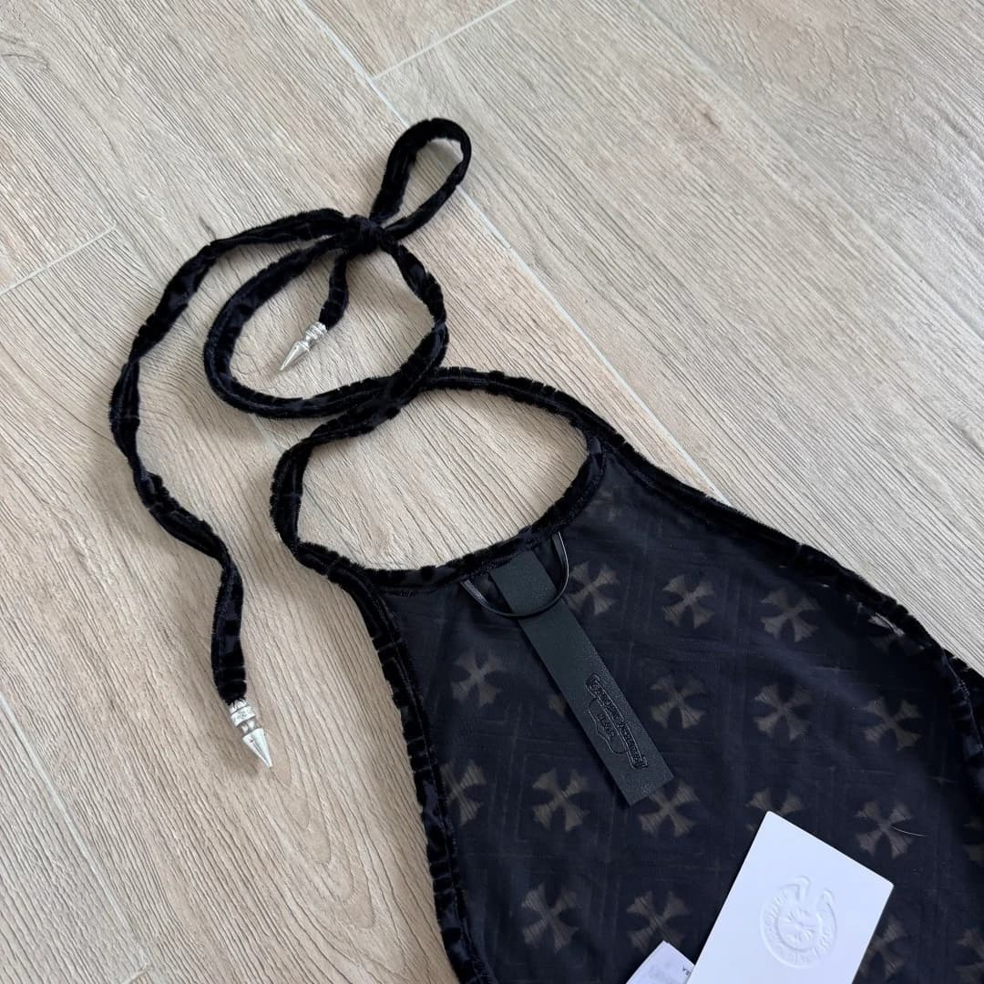 Вид сзади черного топа Chrome Hearts с кожаной деталью