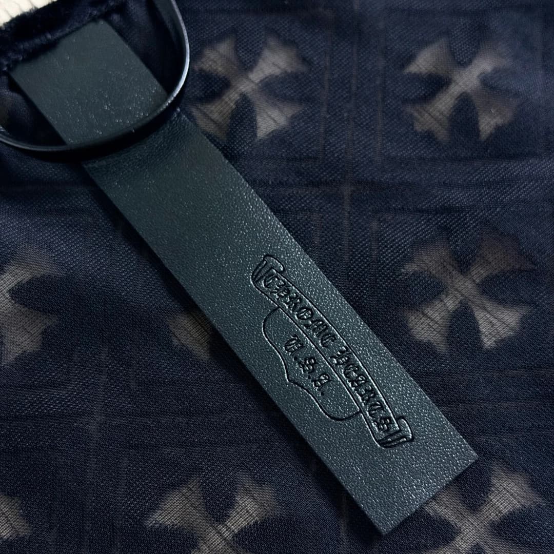 Кожаная нашивка с тиснением Chrome Hearts на спинке топа