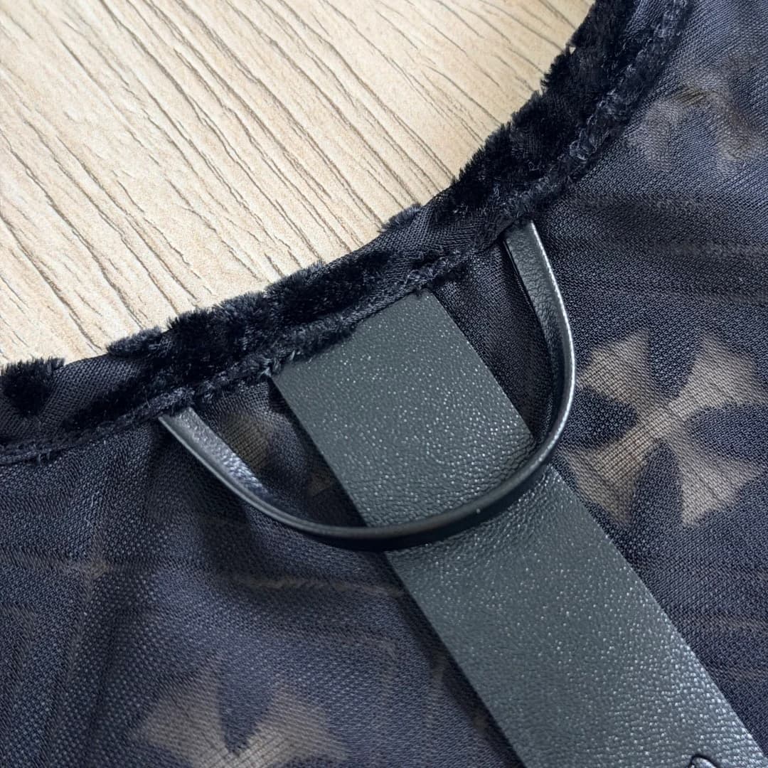 Крепление кожаной детали на спинке топа Chrome Hearts
