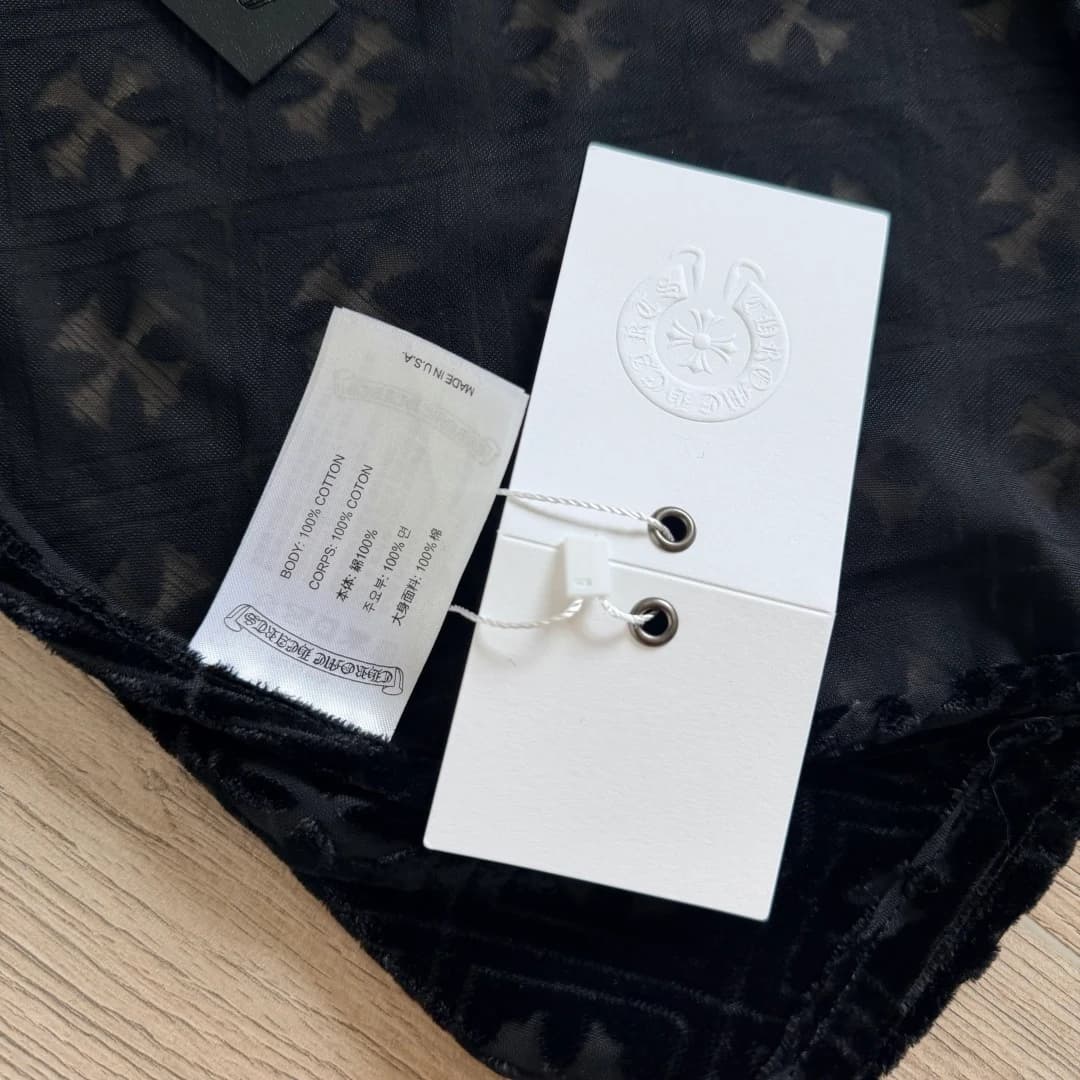 Ярлыки и бирки на черном топе Chrome Hearts
