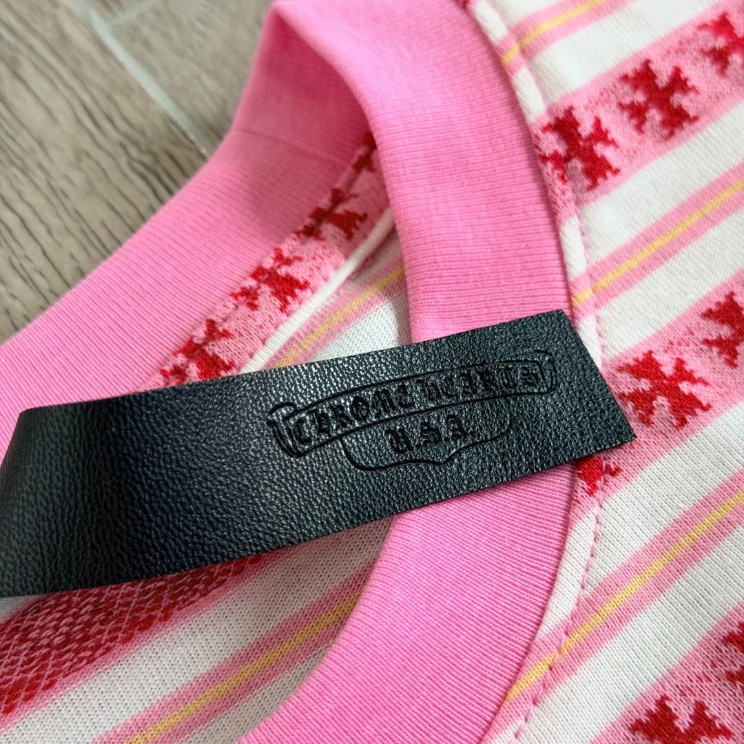 Кожаный ярлык с тиснением Chrome Hearts на внутренней стороне воротника