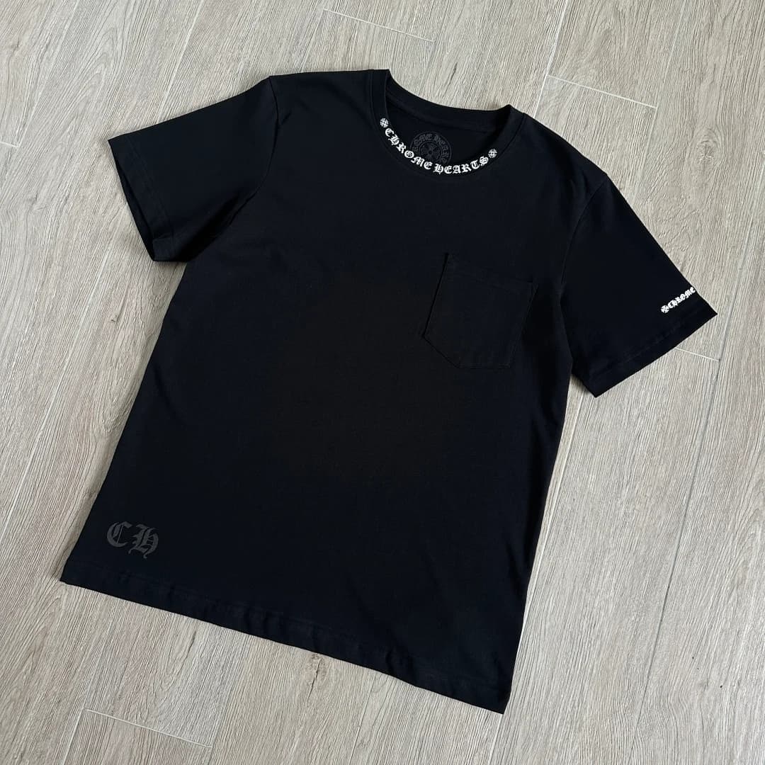 Черная футболка Chrome Hearts под углом