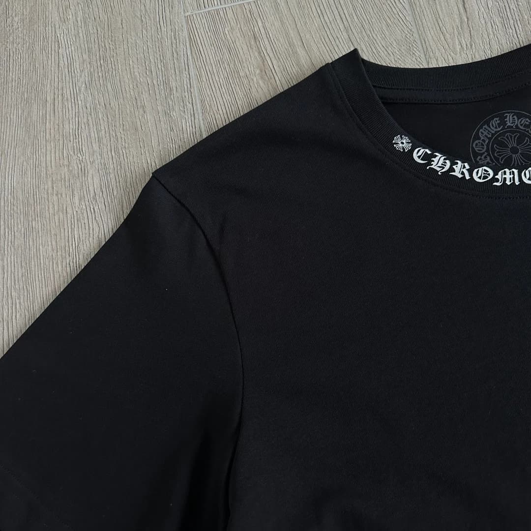 Воротник черной футболки Chrome Hearts