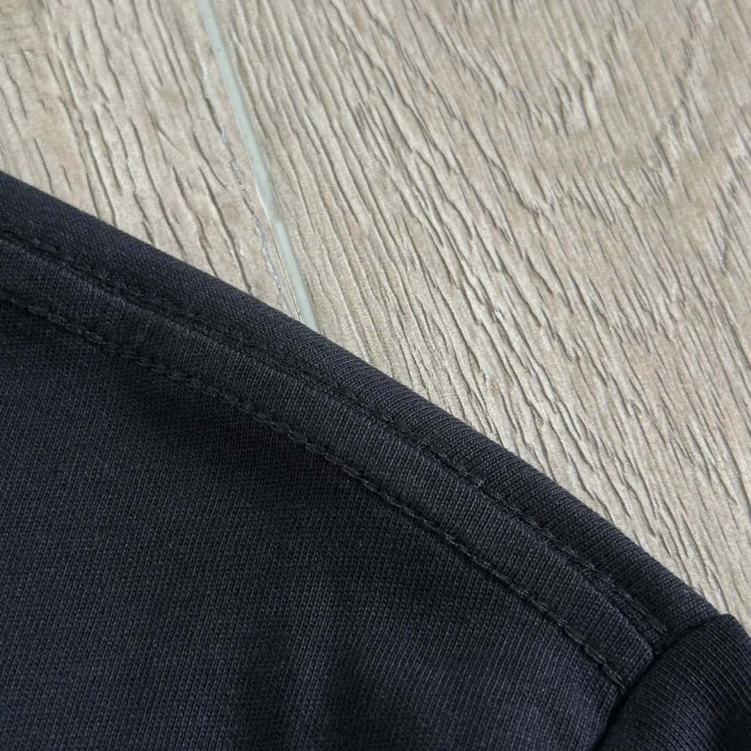 Шов черной футболки Chrome Hearts