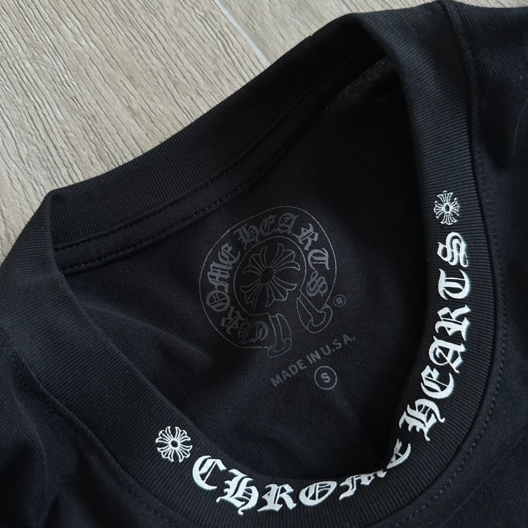 Внутренний принт на воротнике черной футболки Chrome Hearts