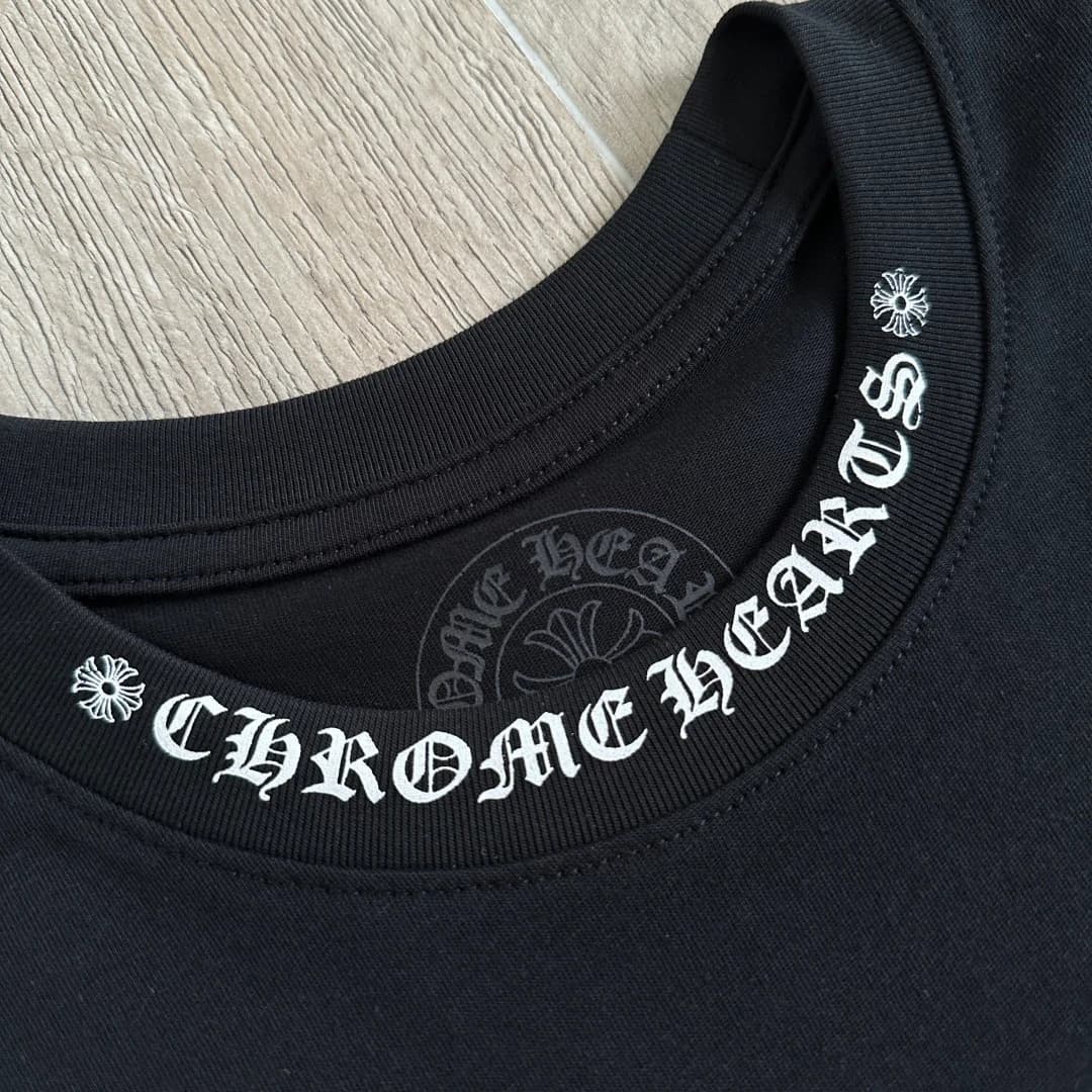 Деталь воротника черной футболки Chrome Hearts