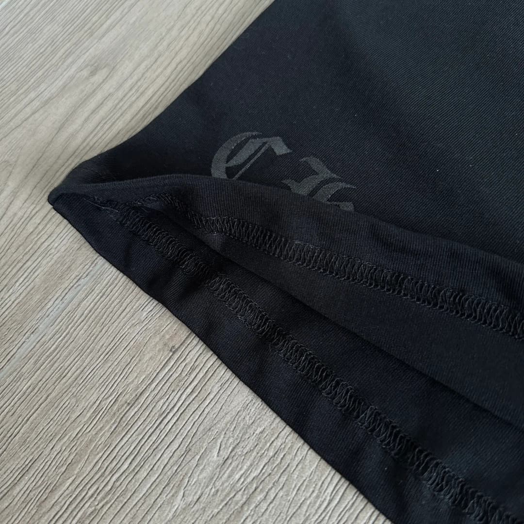 Нижний край черной футболки Chrome Hearts