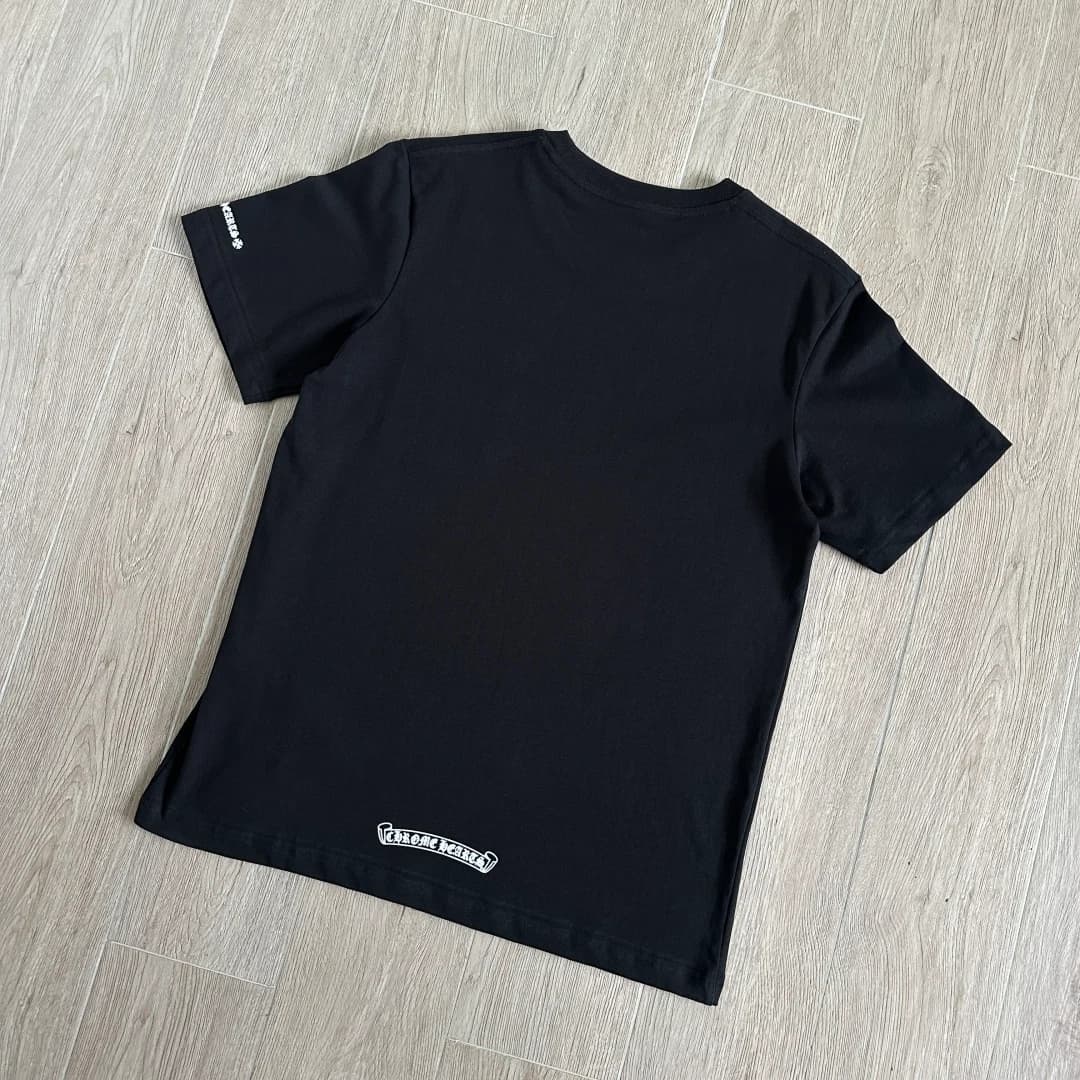 Черная футболка Chrome Hearts сзади под углом