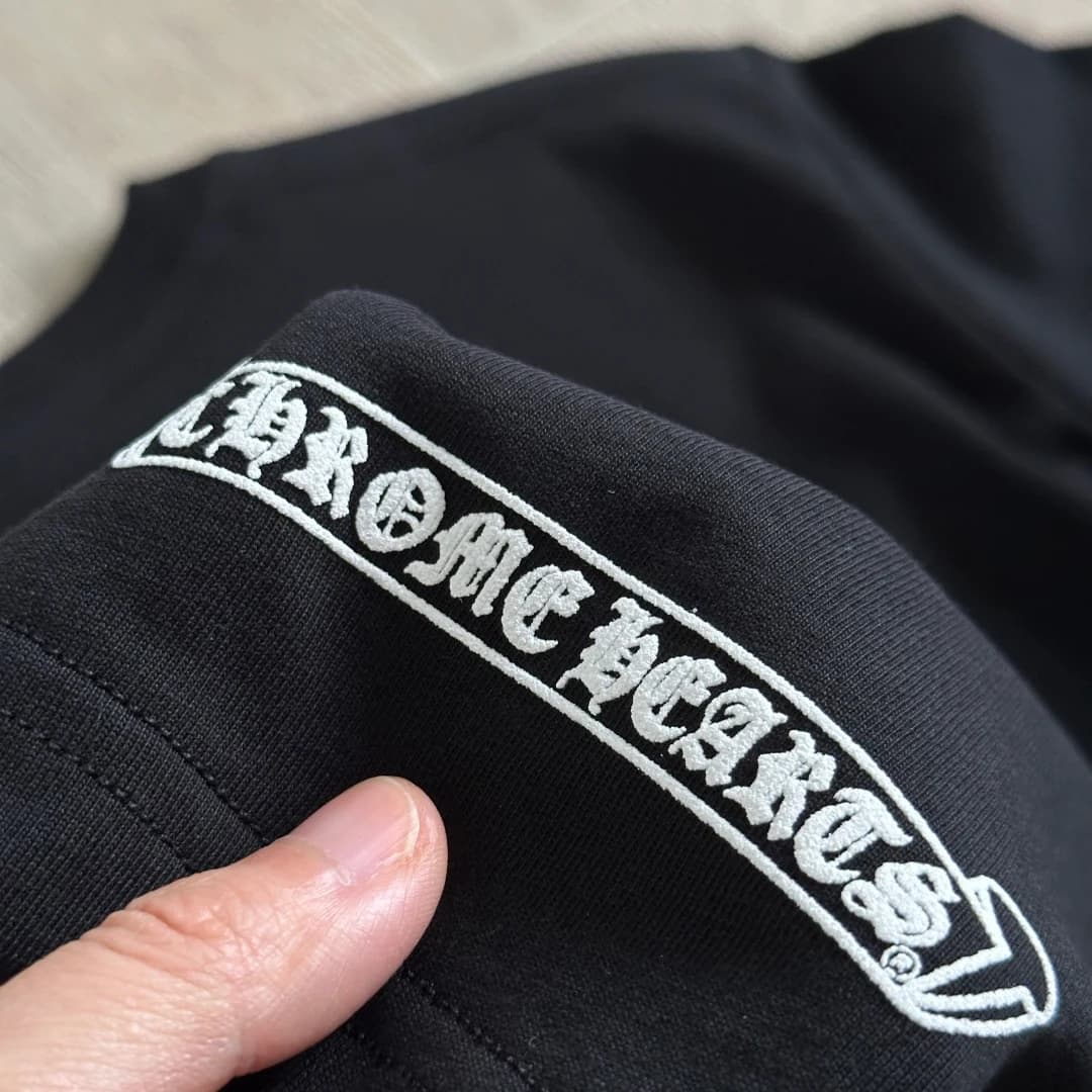 Принт на рукаве черной футболки Chrome Hearts