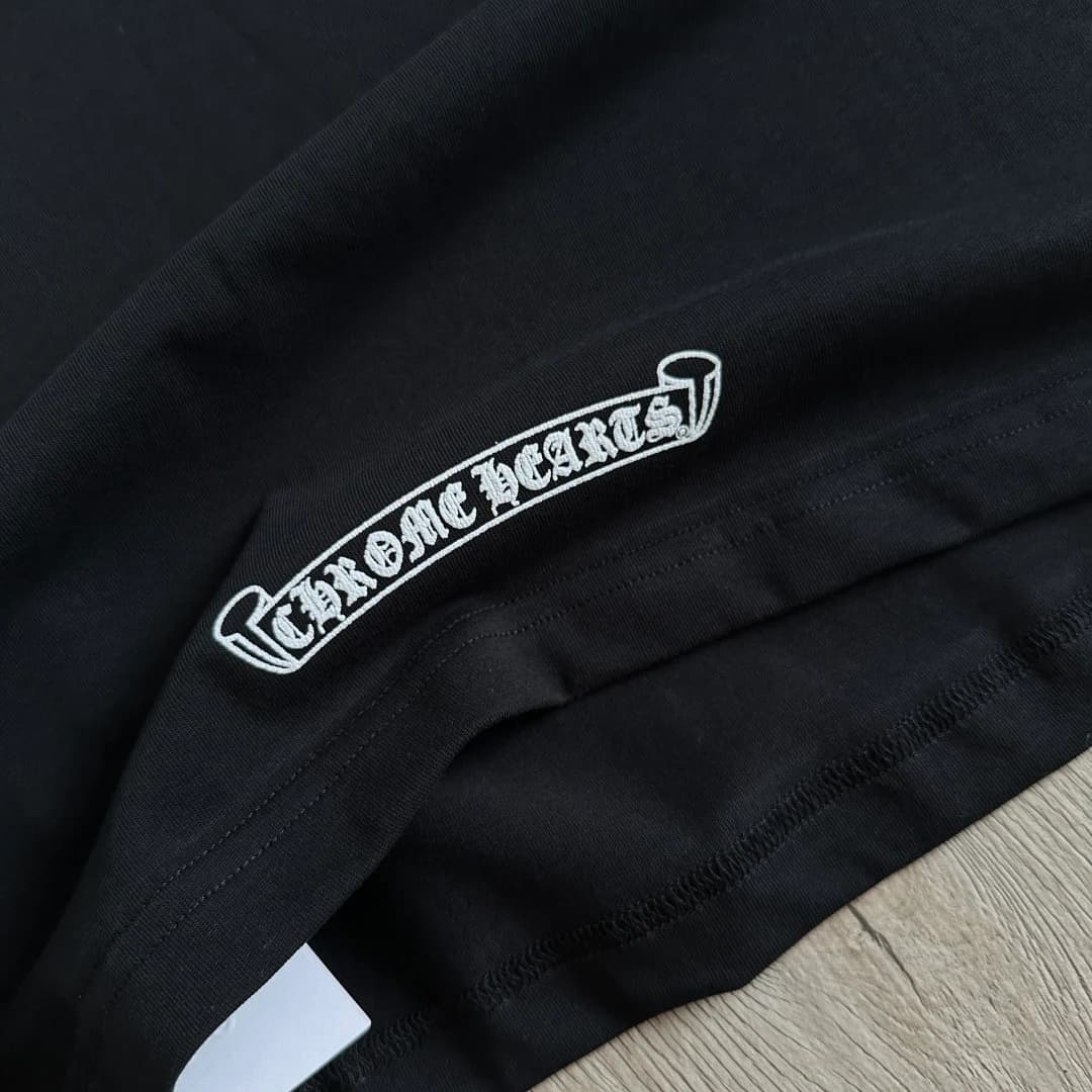 Принт на нижнем крае черной футболки Chrome Hearts