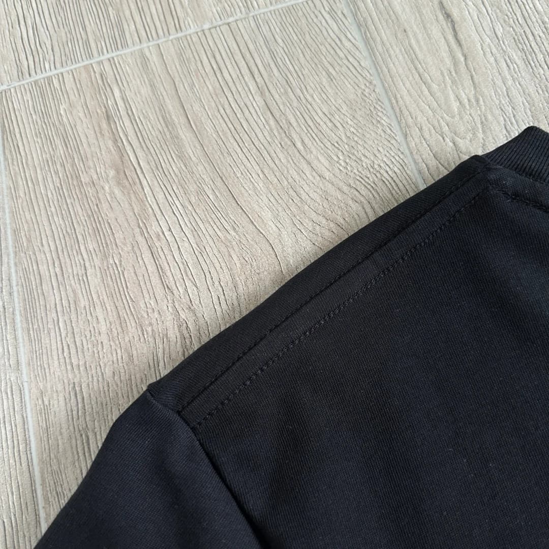 Плечевой шов черной футболки Chrome Hearts