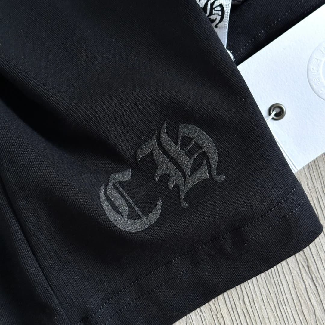 Тиснение CH на черной футболке Chrome Hearts