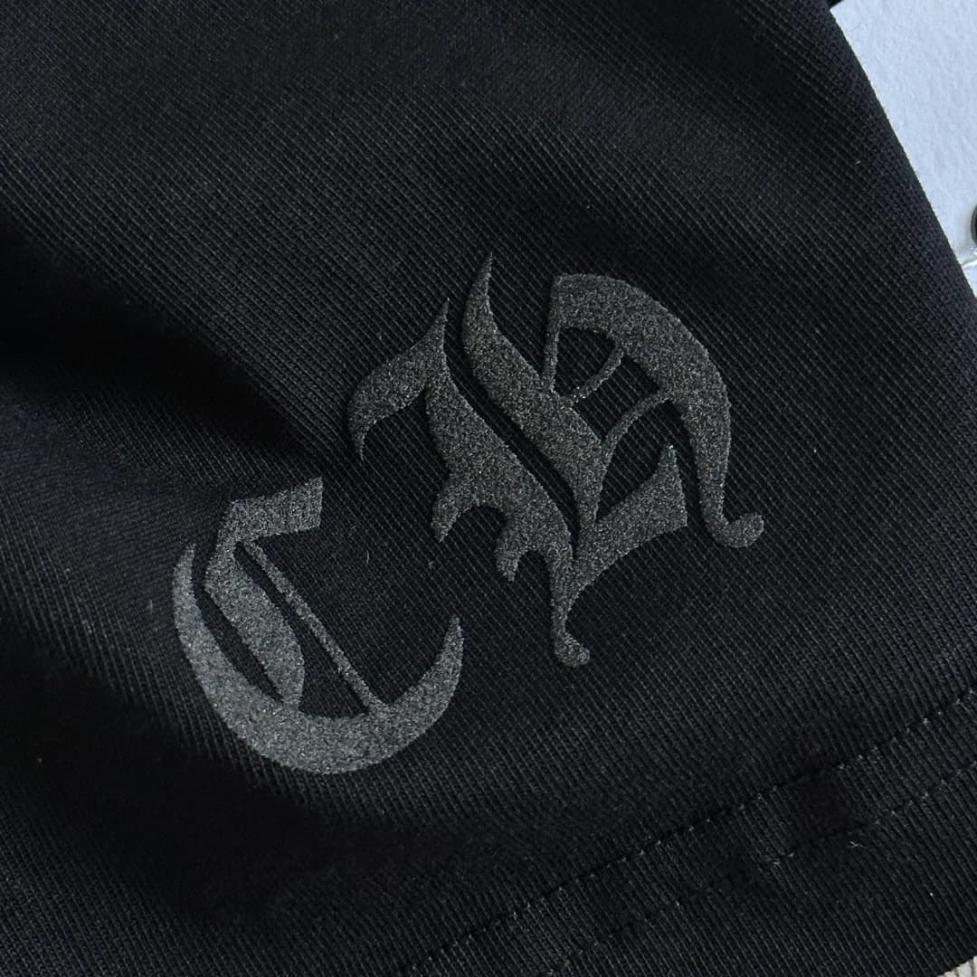 Деталь тиснения CH на черной футболке Chrome Hearts