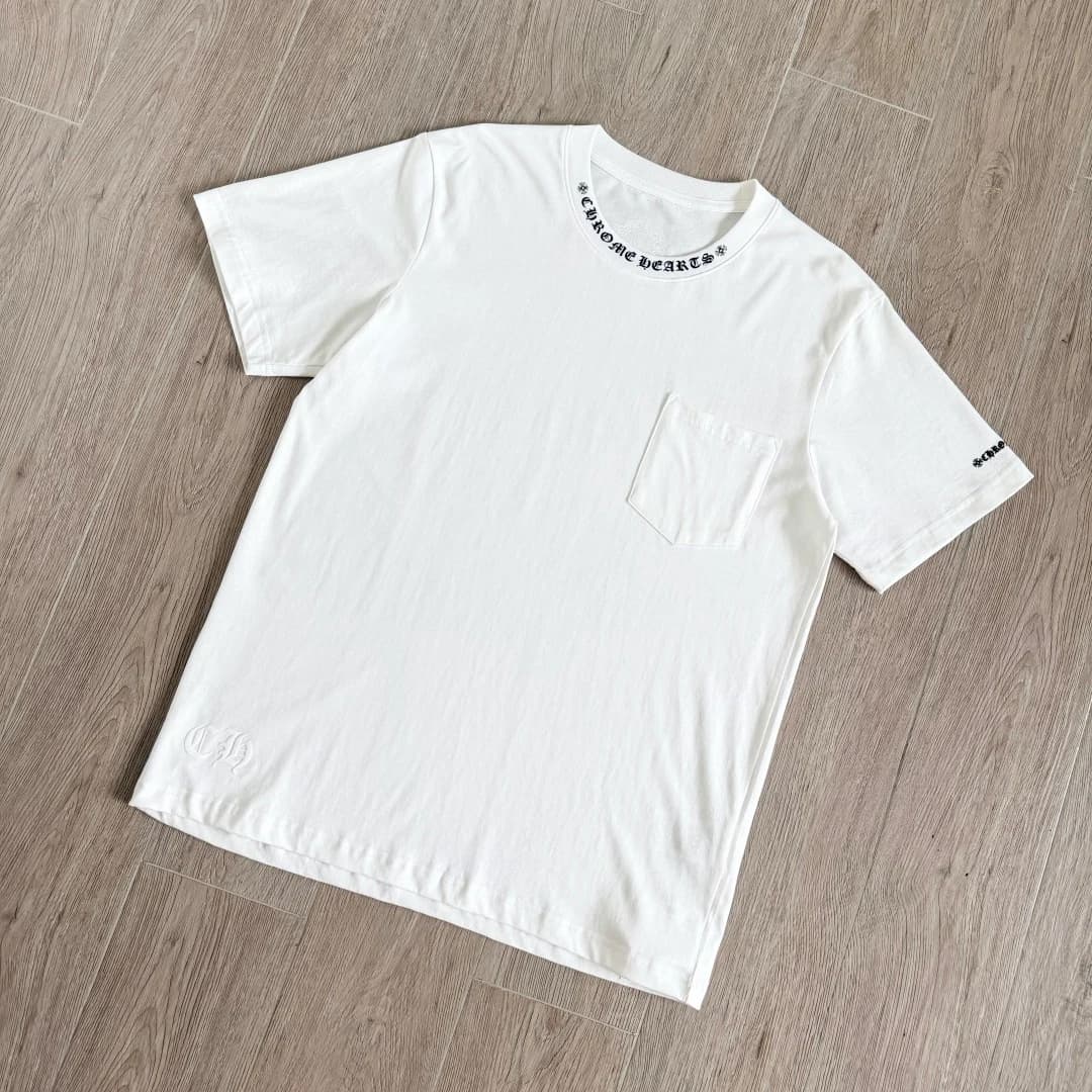 Белая футболка Chrome Hearts под углом