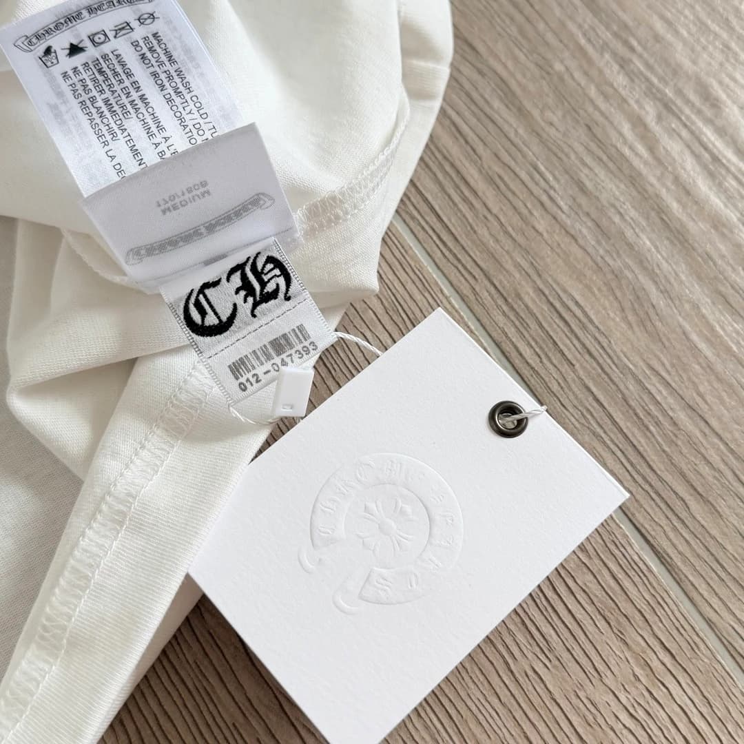 Бирки белой футболки Chrome Hearts