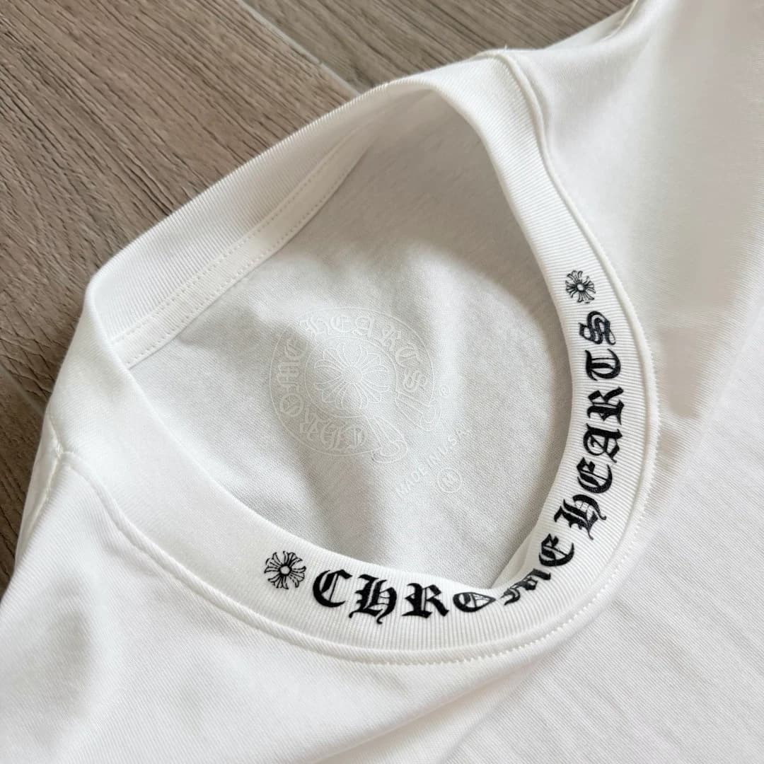 Деталь воротника белой футболки Chrome Hearts