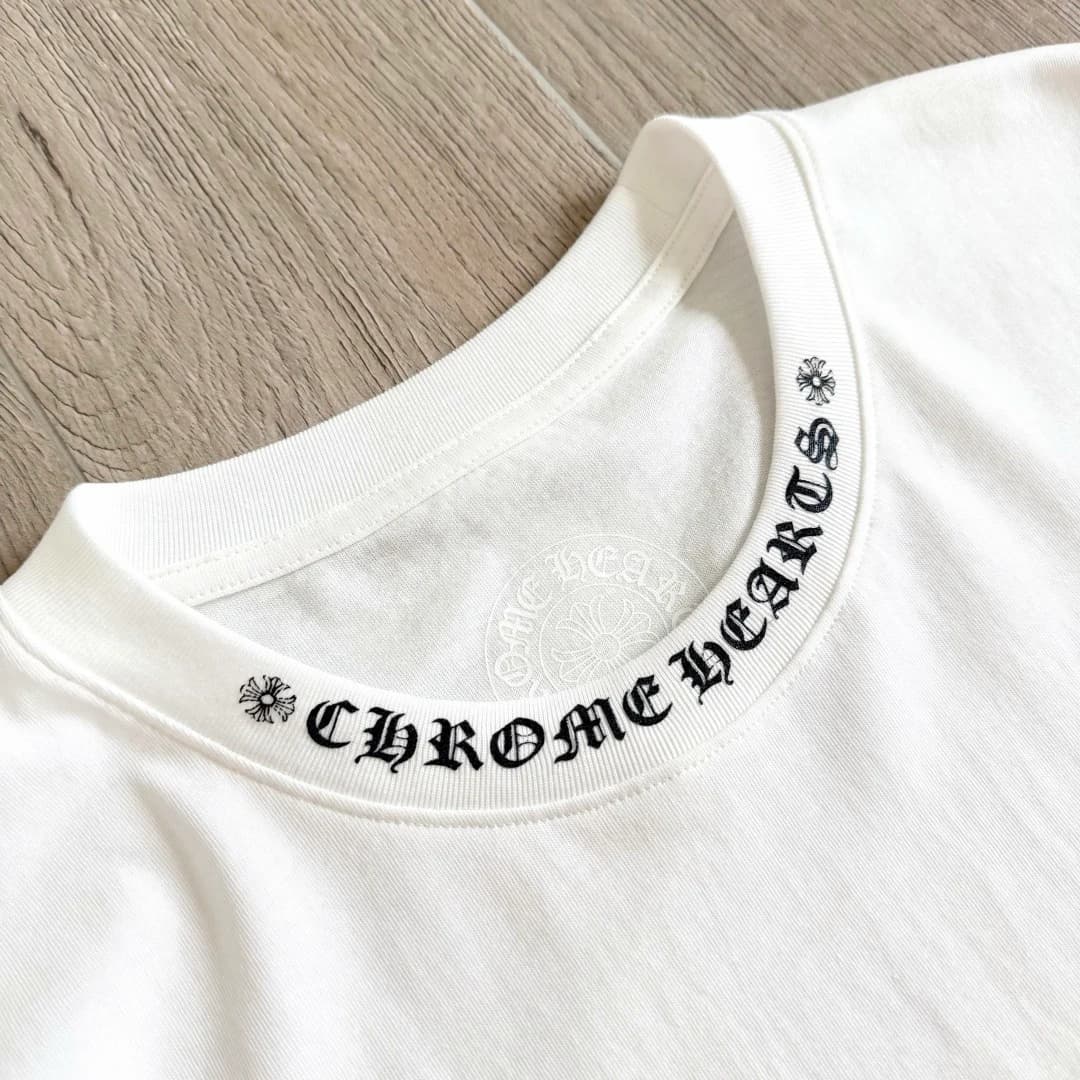 Деталь воротника белой футболки Chrome Hearts