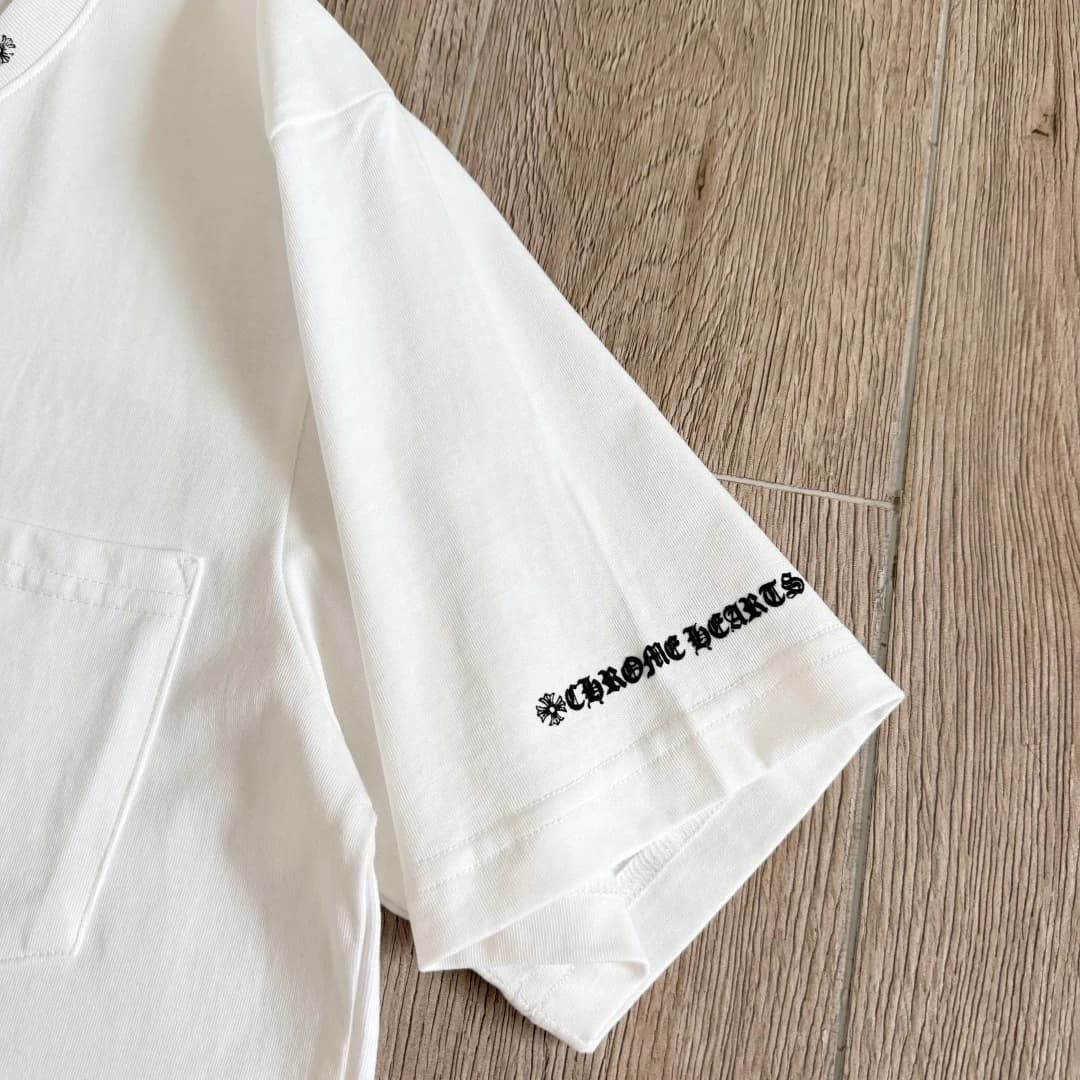 Рукав белой футболки Chrome Hearts