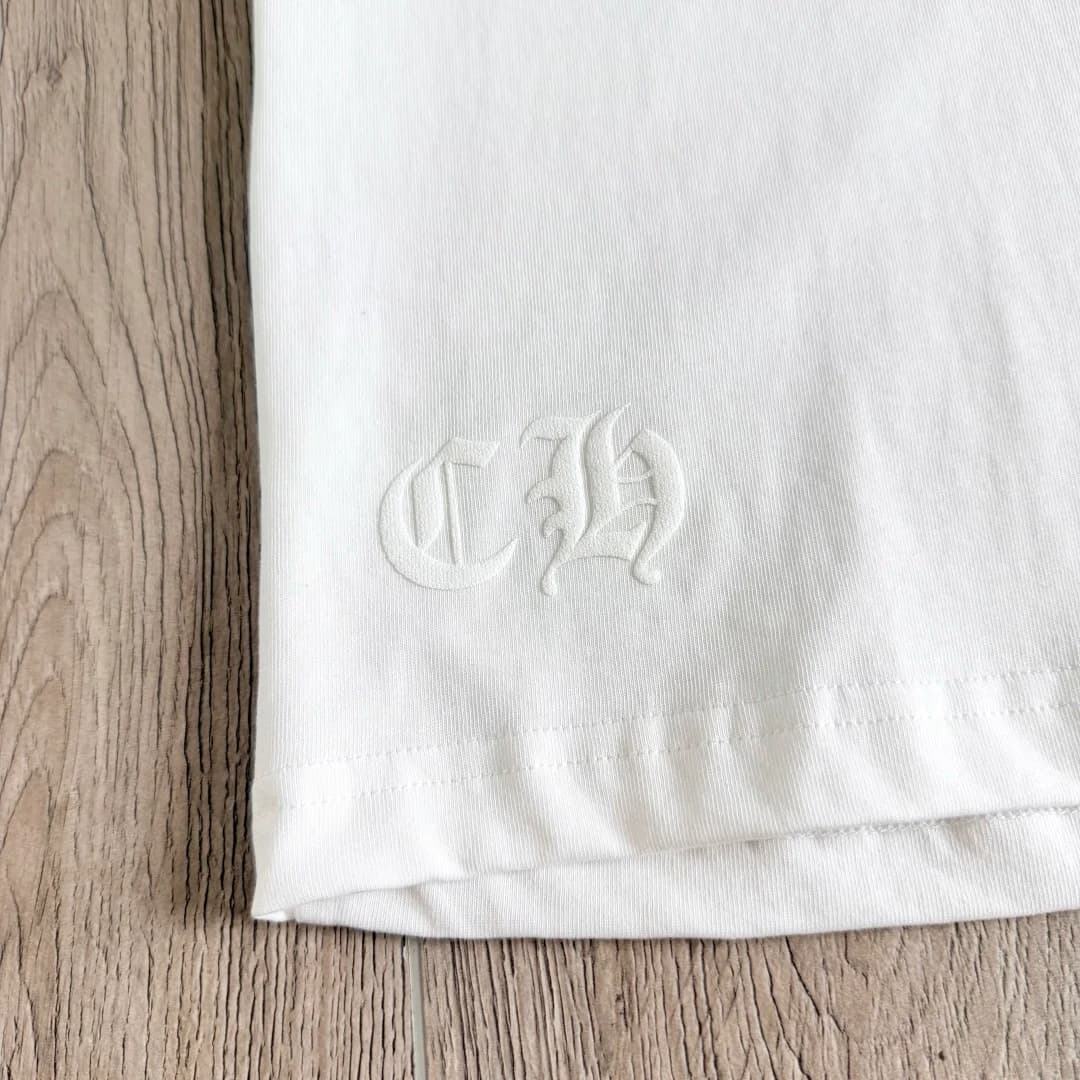 Тиснение CH на белой футболке Chrome Hearts