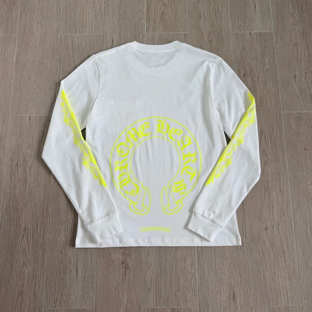 Белый лонгслив Chrome Hearts, вид сзади с принтом в виде подковы