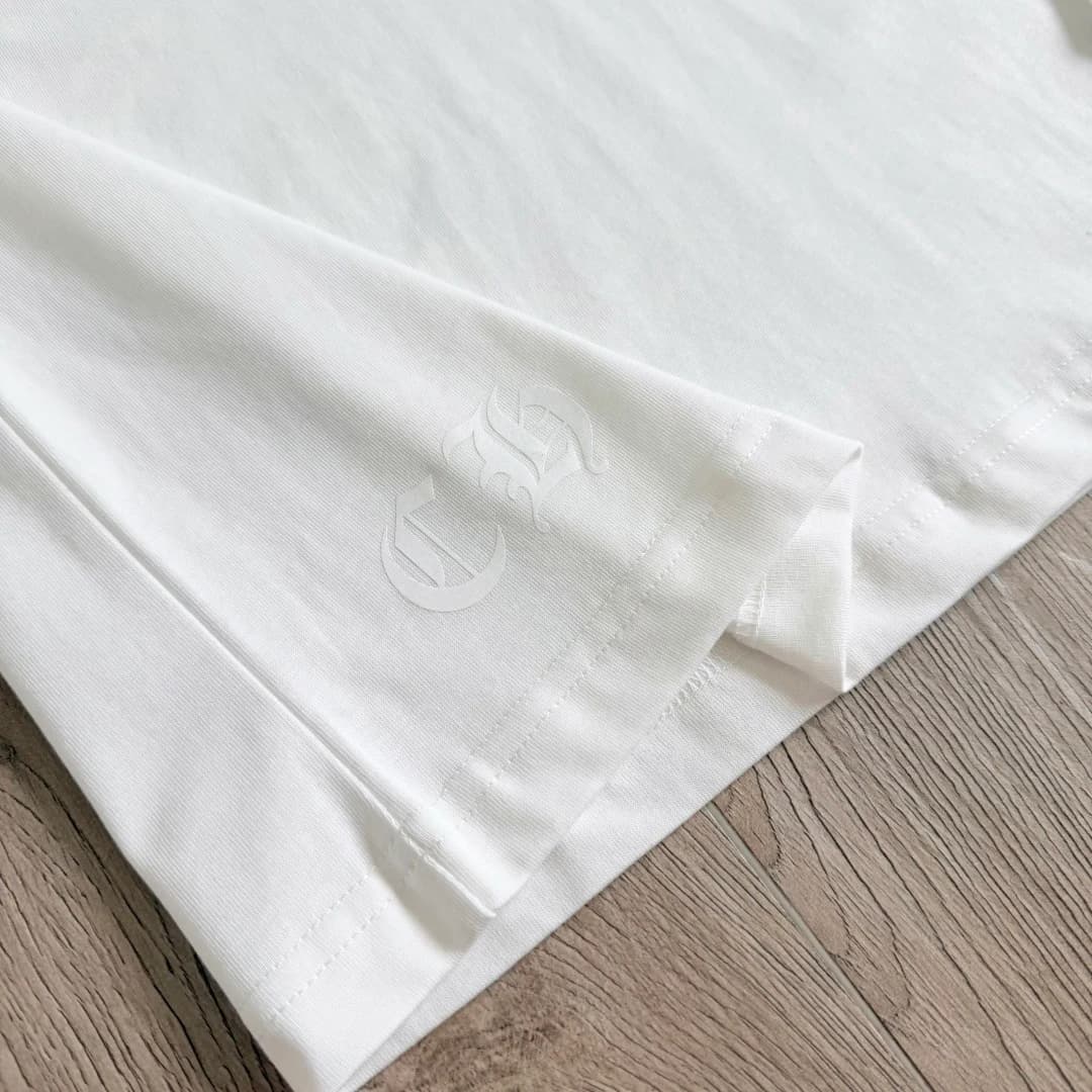 Тисненый белый логотип CH на нижнем крае лонгслива Chrome Hearts