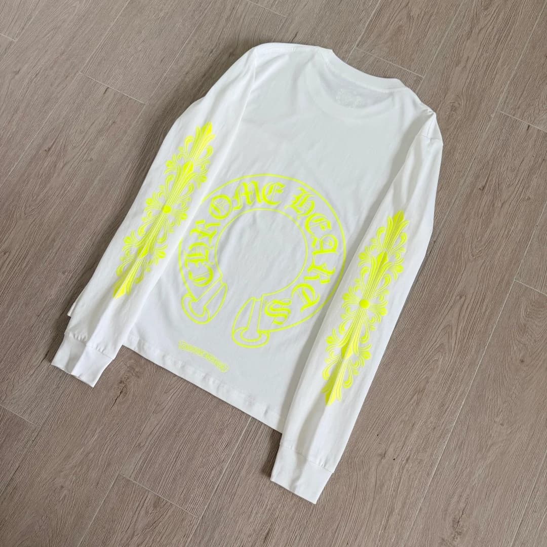 Лонгслив Chrome Hearts с принтом на спине, разложенный на полу