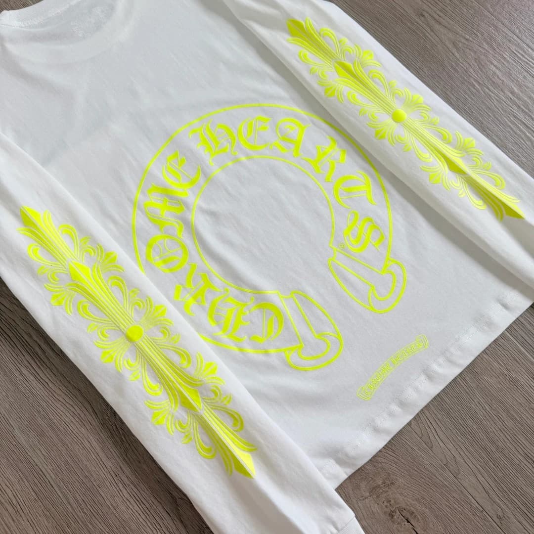 Детали неоново-зеленого принта на спине и рукаве лонгслива Chrome Hearts