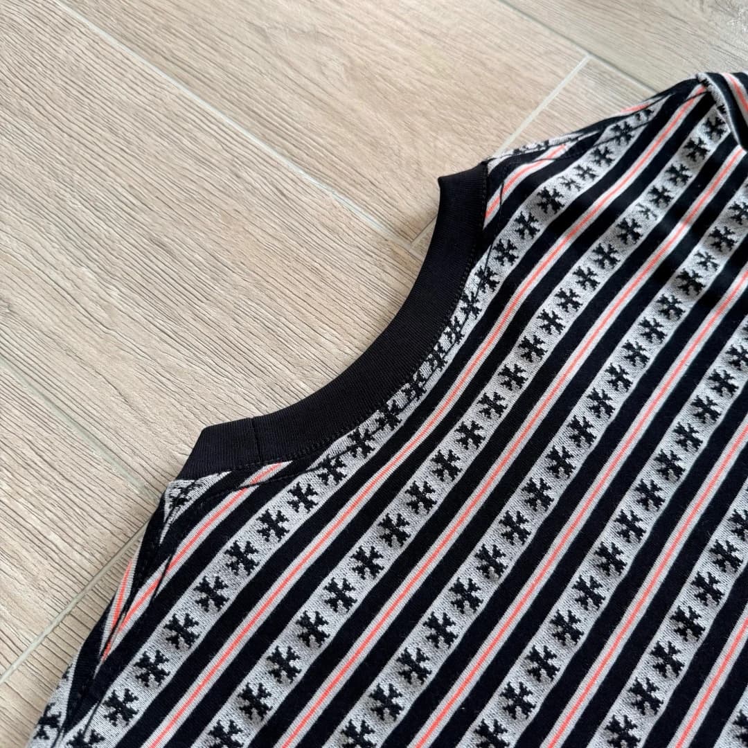 Линия плеча футболки Chrome Hearts