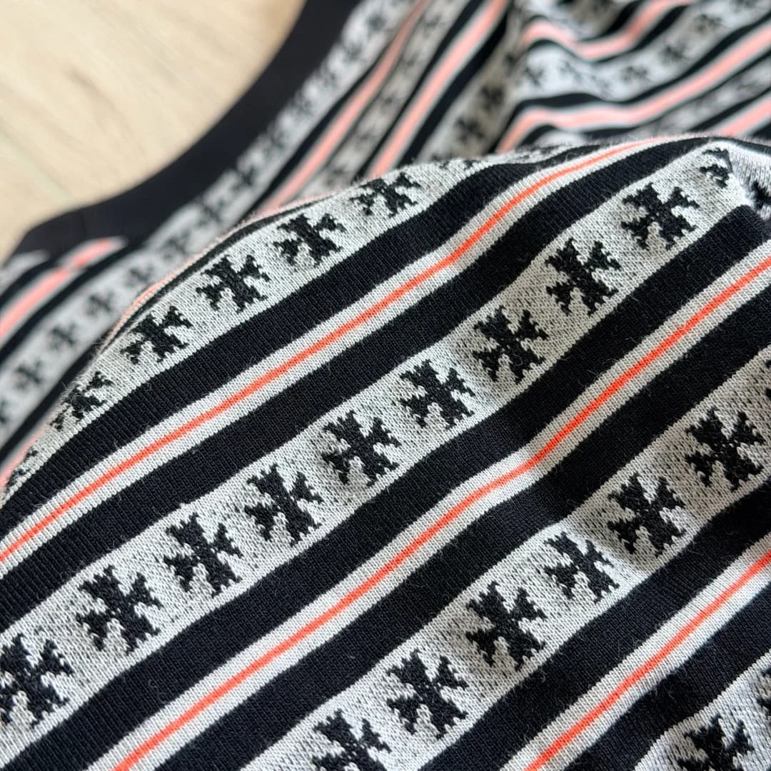 Текстура ткани футболки Chrome Hearts в полоску