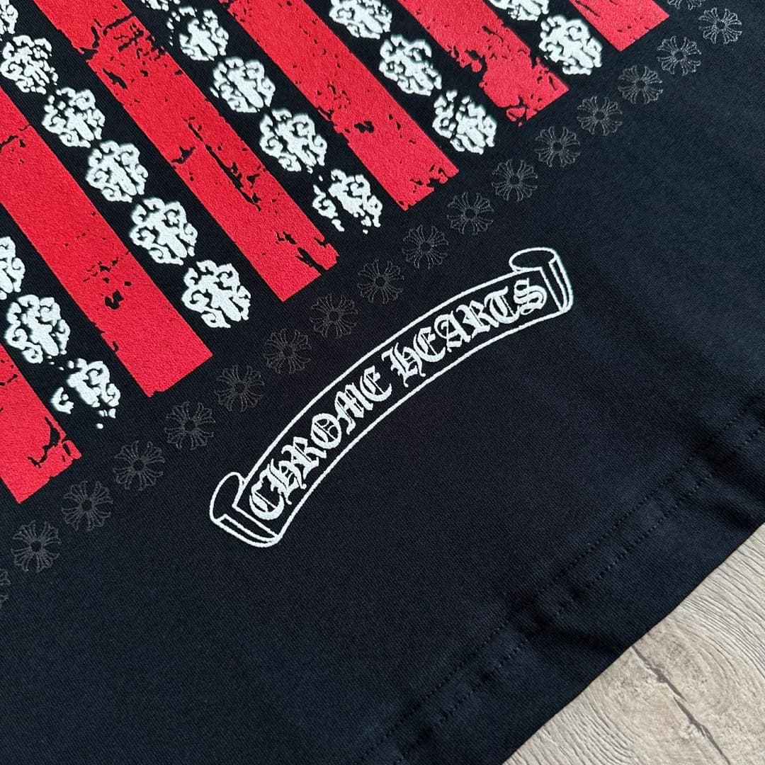 Нижняя часть принта на спине с надписью Chrome Hearts