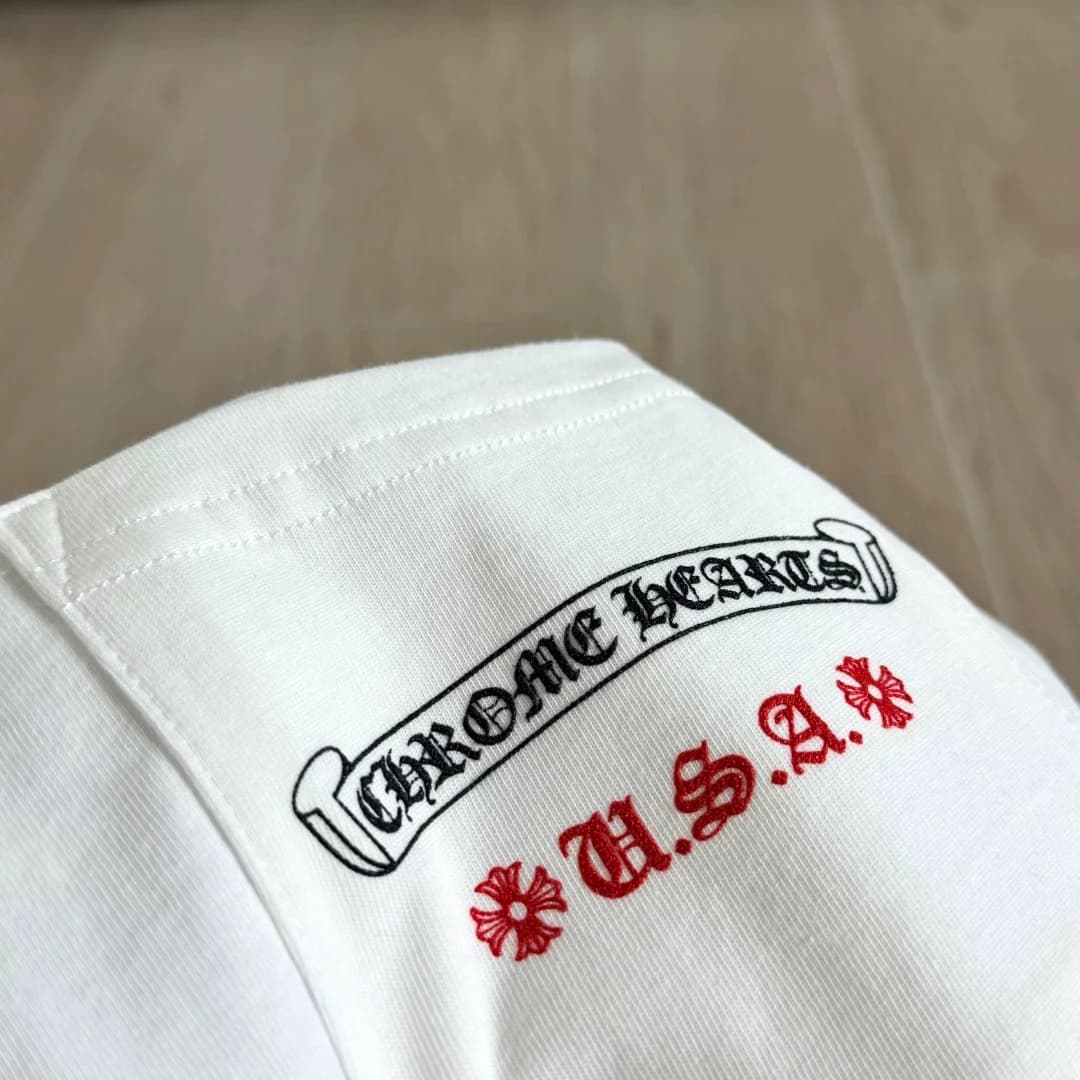 Нагрудный карман белой футболки с принтом Chrome Hearts U.S.A.