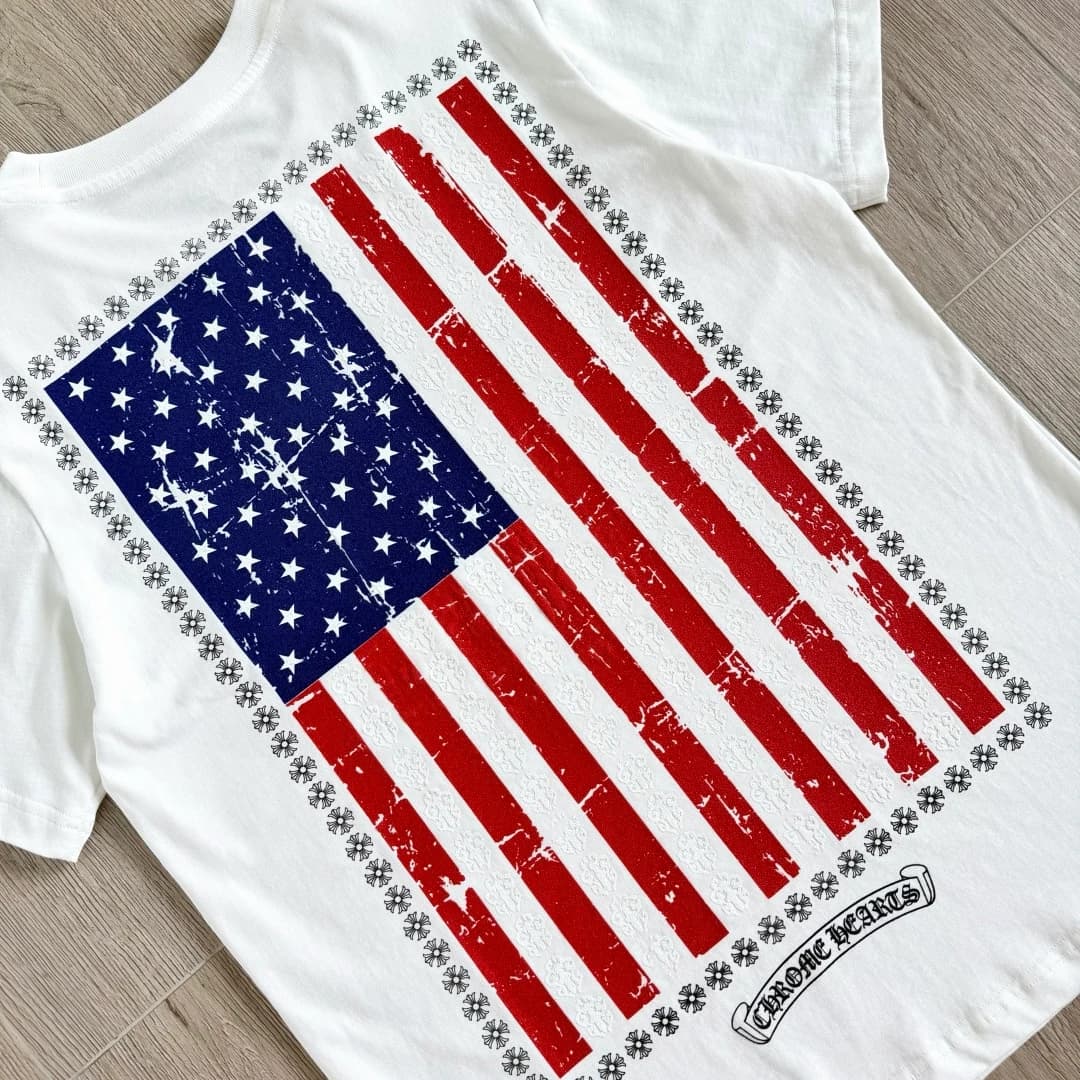 Принт флага США на спине белой футболки
