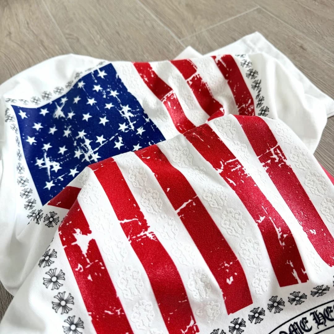 Сложенная белая футболка с принтом флага США