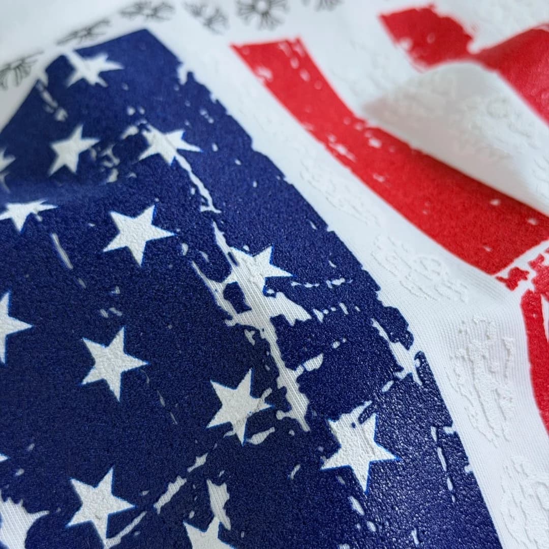 Принт флага США на белой ткани крупным планом