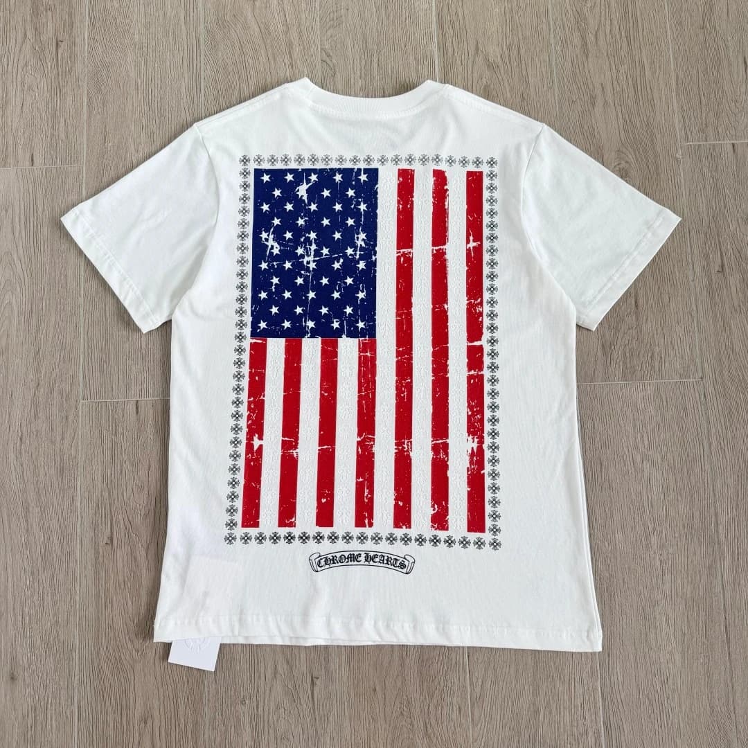 Белая футболка Chrome Hearts, вид со спины с принтом флага США