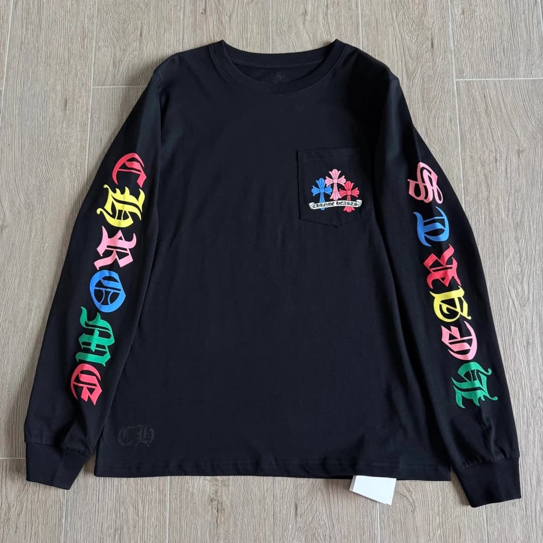 Черный лонгслив Chrome Hearts с разноцветными крестами, вид спереди