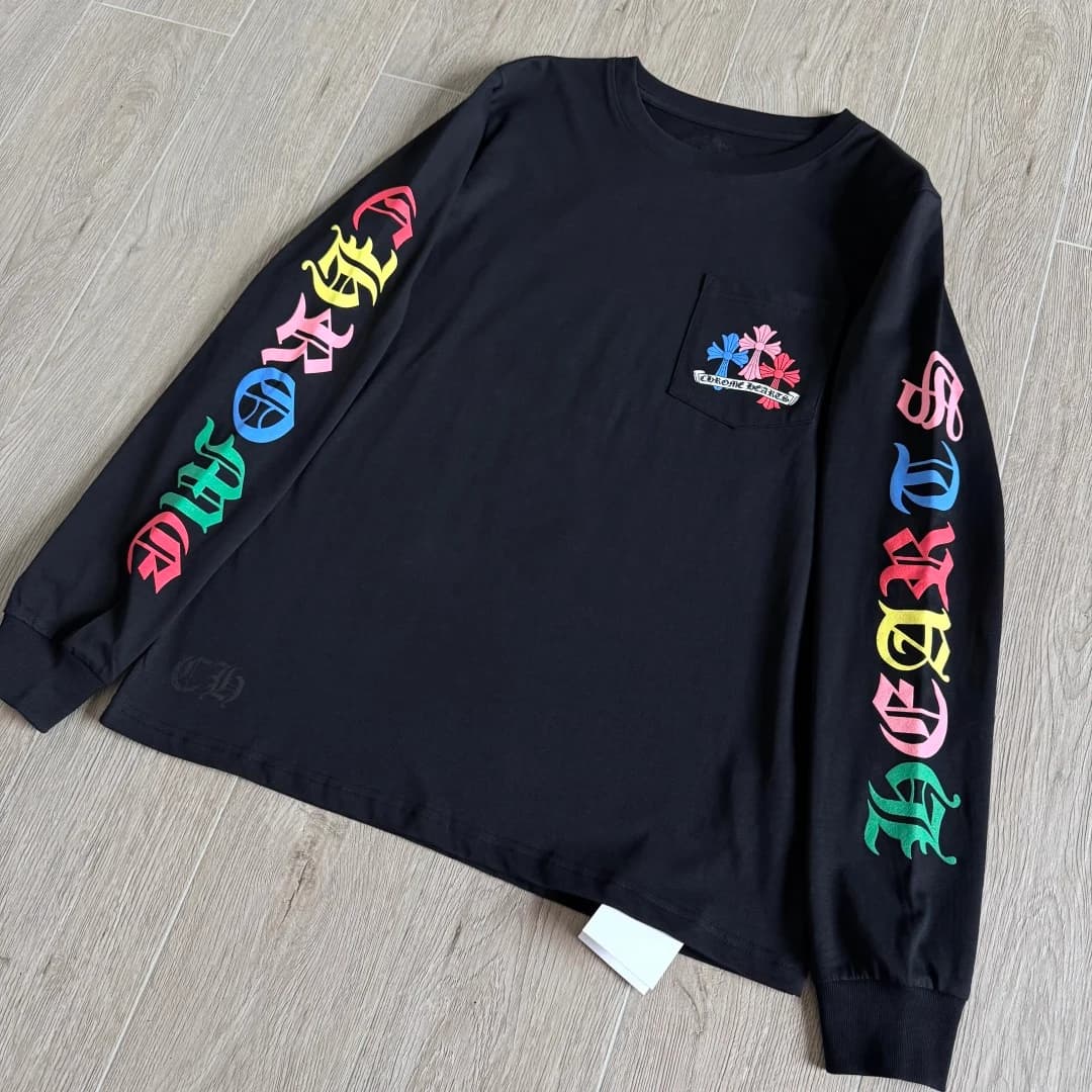Черный лонгслив Chrome Hearts с разноцветными крестами, вид спереди под углом