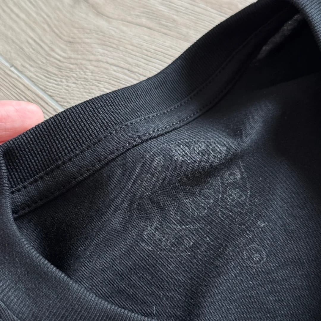 Круглый вырез горловины черного лонгслива Chrome Hearts, вид изнутри