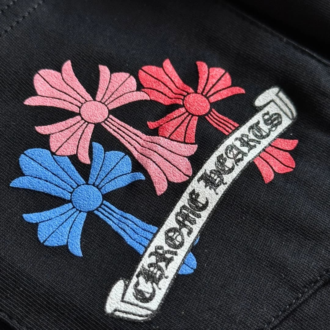 Накладной карман с принтом на груди черного лонгслива Chrome Hearts, крупный план