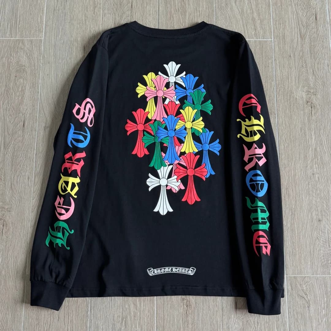 Черный лонгслив Chrome Hearts с разноцветными крестами, вид со спины