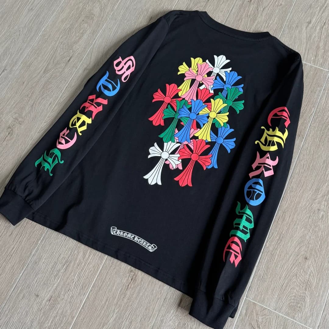 Черный лонгслив Chrome Hearts с разноцветными крестами, вид со спины под углом
