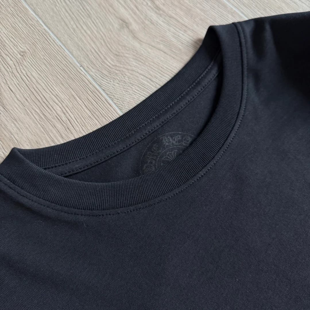 Круглый вырез горловины черного лонгслива Chrome Hearts