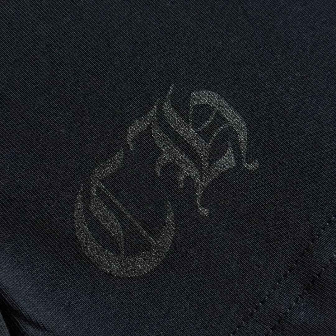 Вышитый логотип на подоле черного лонгслива Chrome Hearts