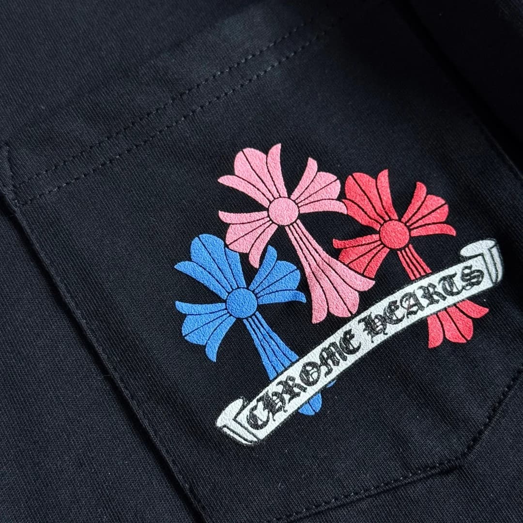 Накладной карман с принтом на груди черного лонгслива Chrome Hearts
