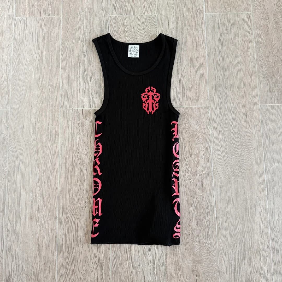 Черная майка Chrome Hearts с красным принтом, вид спереди