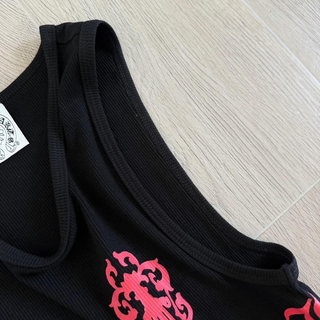 Деталь круглого выреза черной майки Chrome Hearts