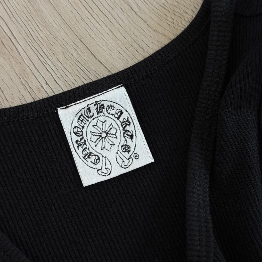 Фирменная бирка Chrome Hearts на горловине