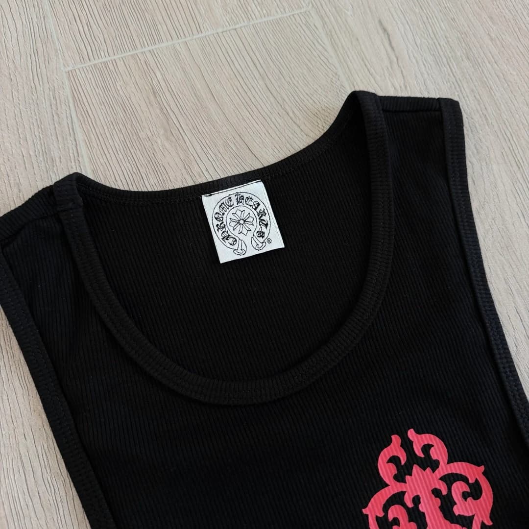 Горловина черной майки Chrome Hearts с биркой